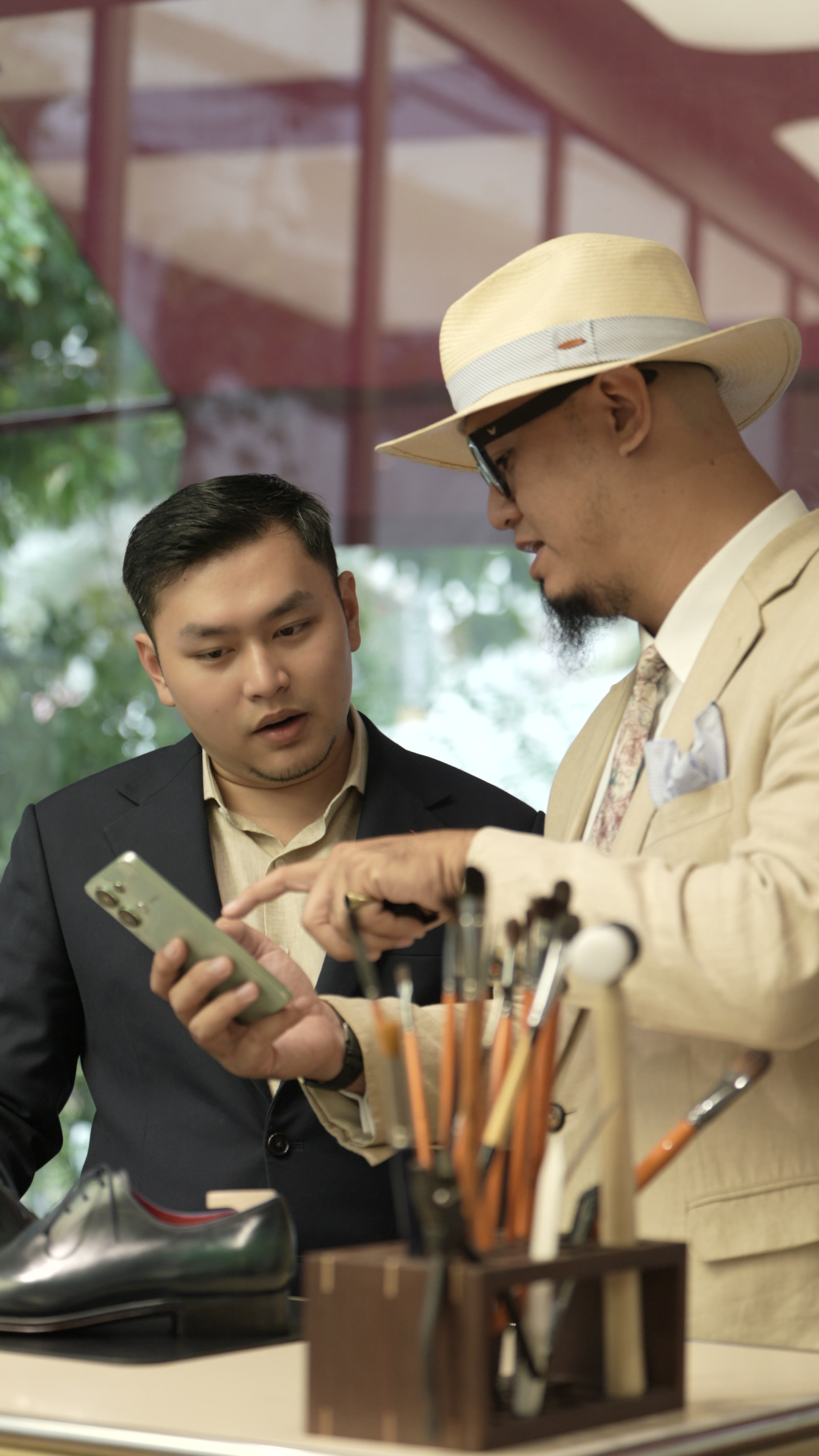 Nguyen Hoang Sebastian showing a microscope image of the leather to Marcher's founder