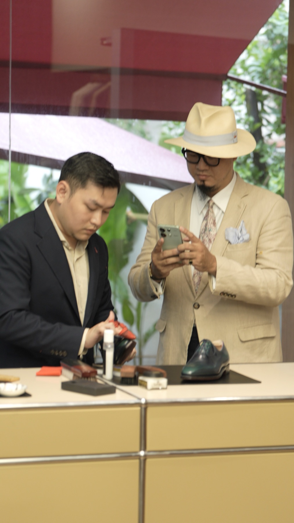 Cleaning the shoe by hand with Saphir Médaille d'Or Cleanser
